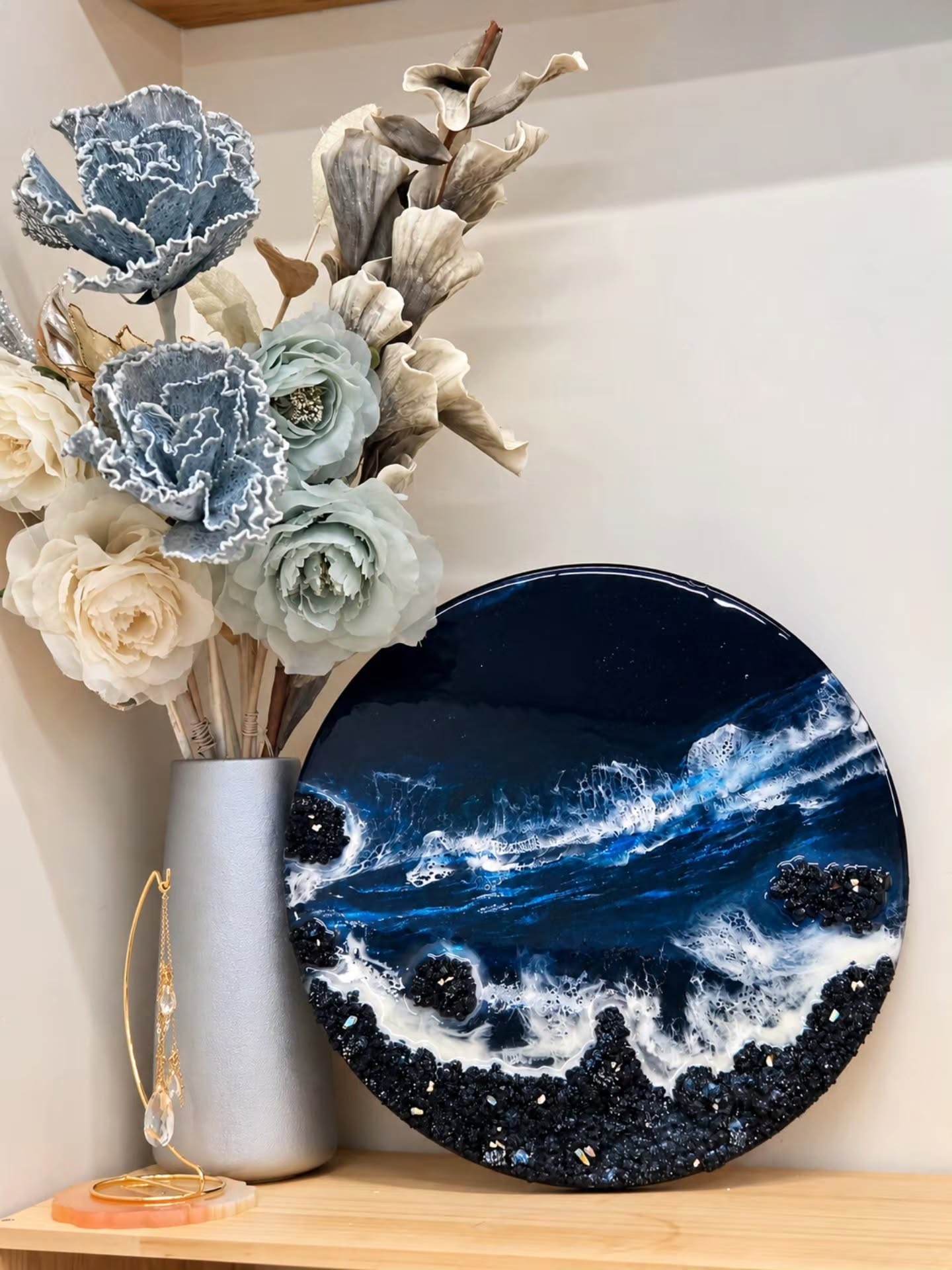 Talk To ME 藍眼淚海浪藝術作品,與花藝一起放在工作室木架上